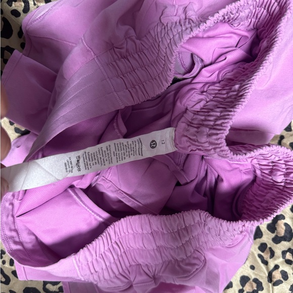 Lululemon Hotty Hot Shorts 2.5in - Size 12 - Dahlia Mauve - Picture 3 of 3